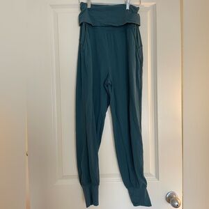 Lulu Lemon Joggers in Jade (Size 4)